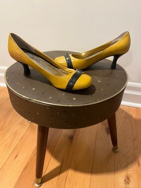 SIZE 7B Cute AF Yellow Leather Kitten Heel Pumps with Black Strap Accent